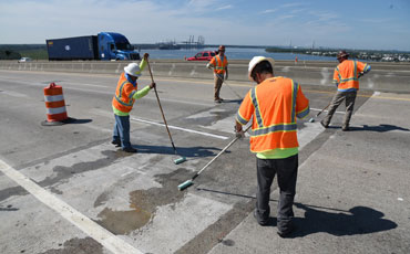image of road crew applying epoxy to Wando bridge